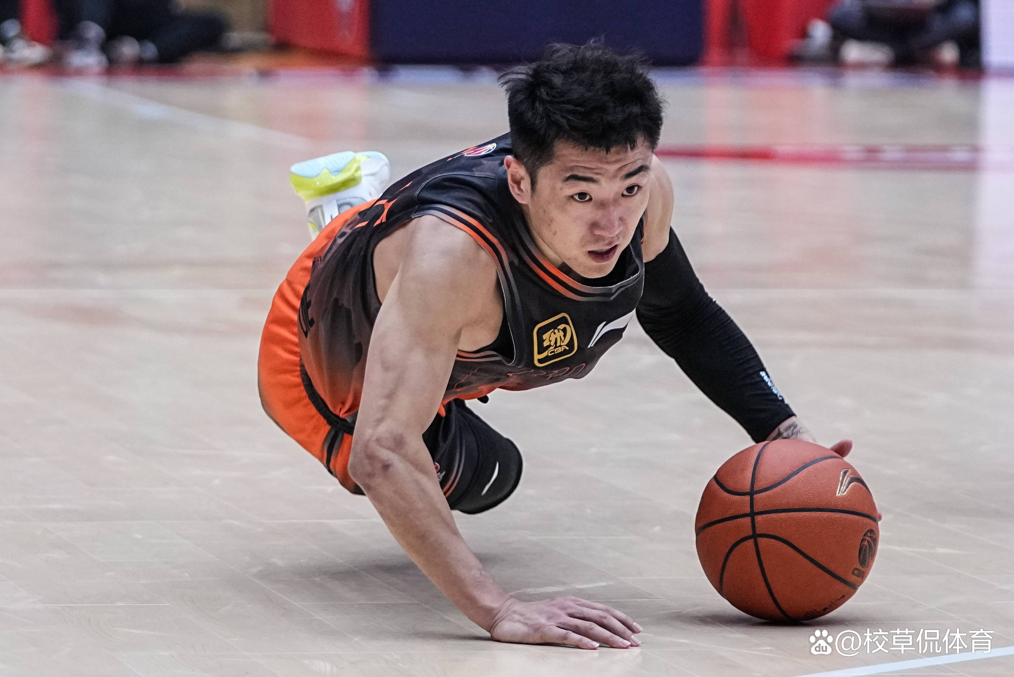 江苏男篮队员发挥出色，帮助球队取胜