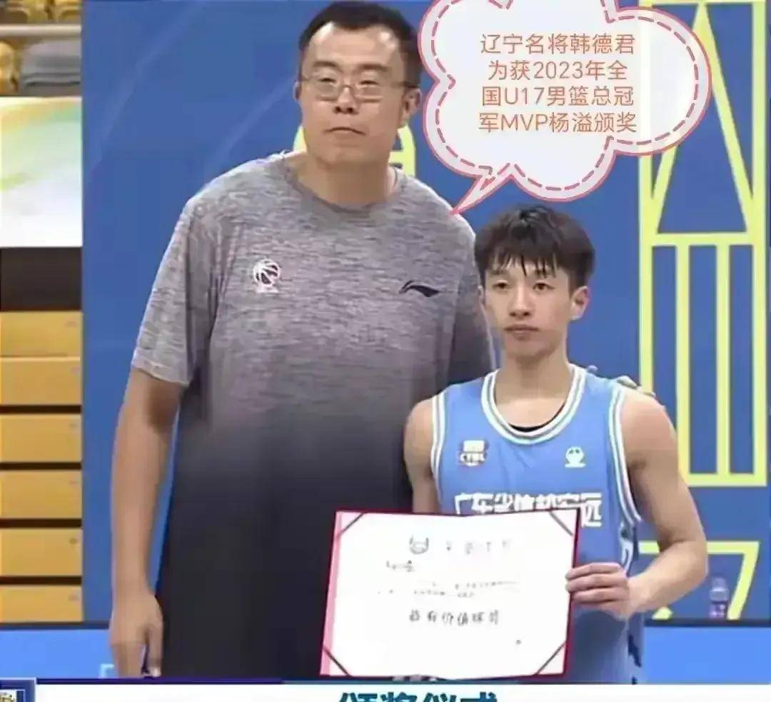 青年球员在世界少年篮球锦标赛夺鼎