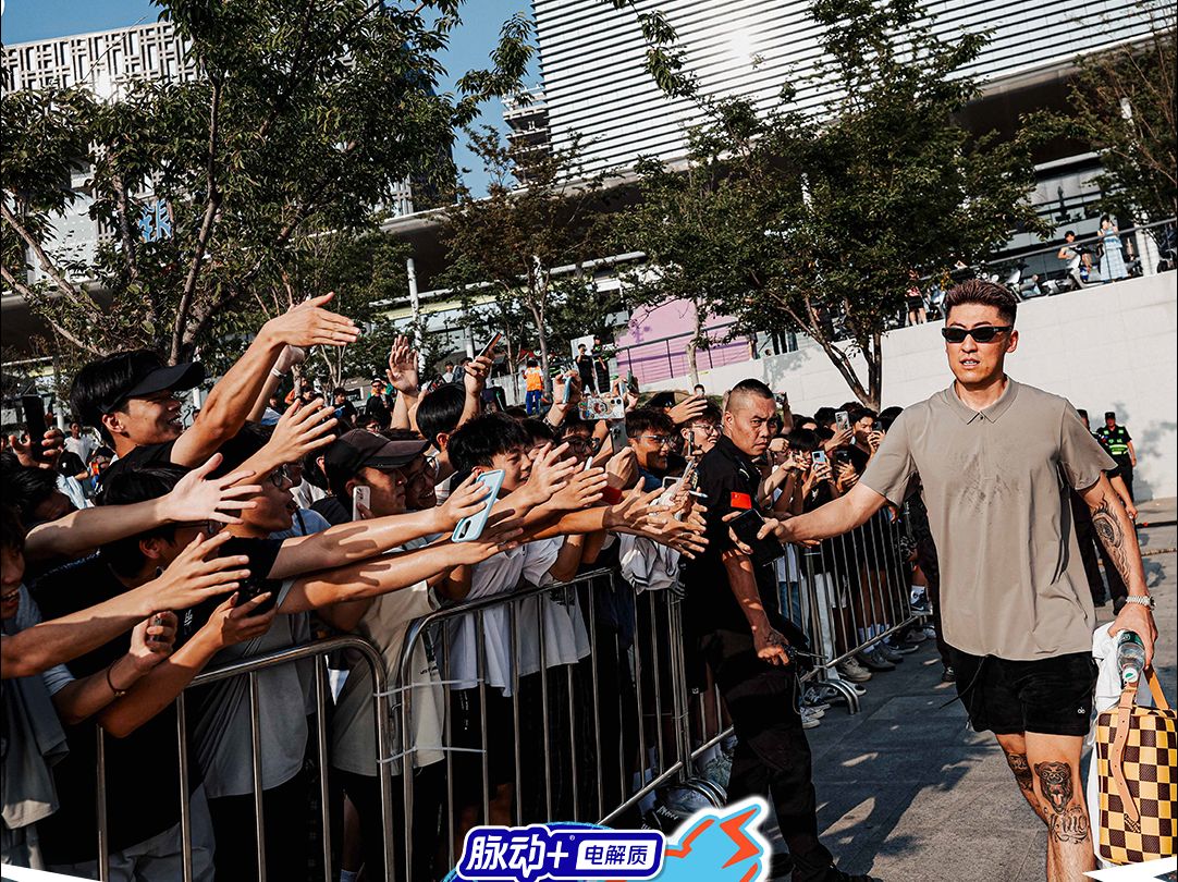 高燃比赛掀起球迷热情，现场瞬间燃爆