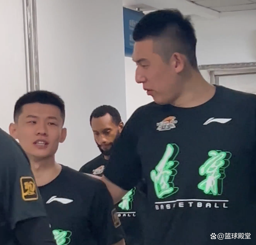 双方全力以赴，碰撞出火花，场上战况激烈的简单介绍