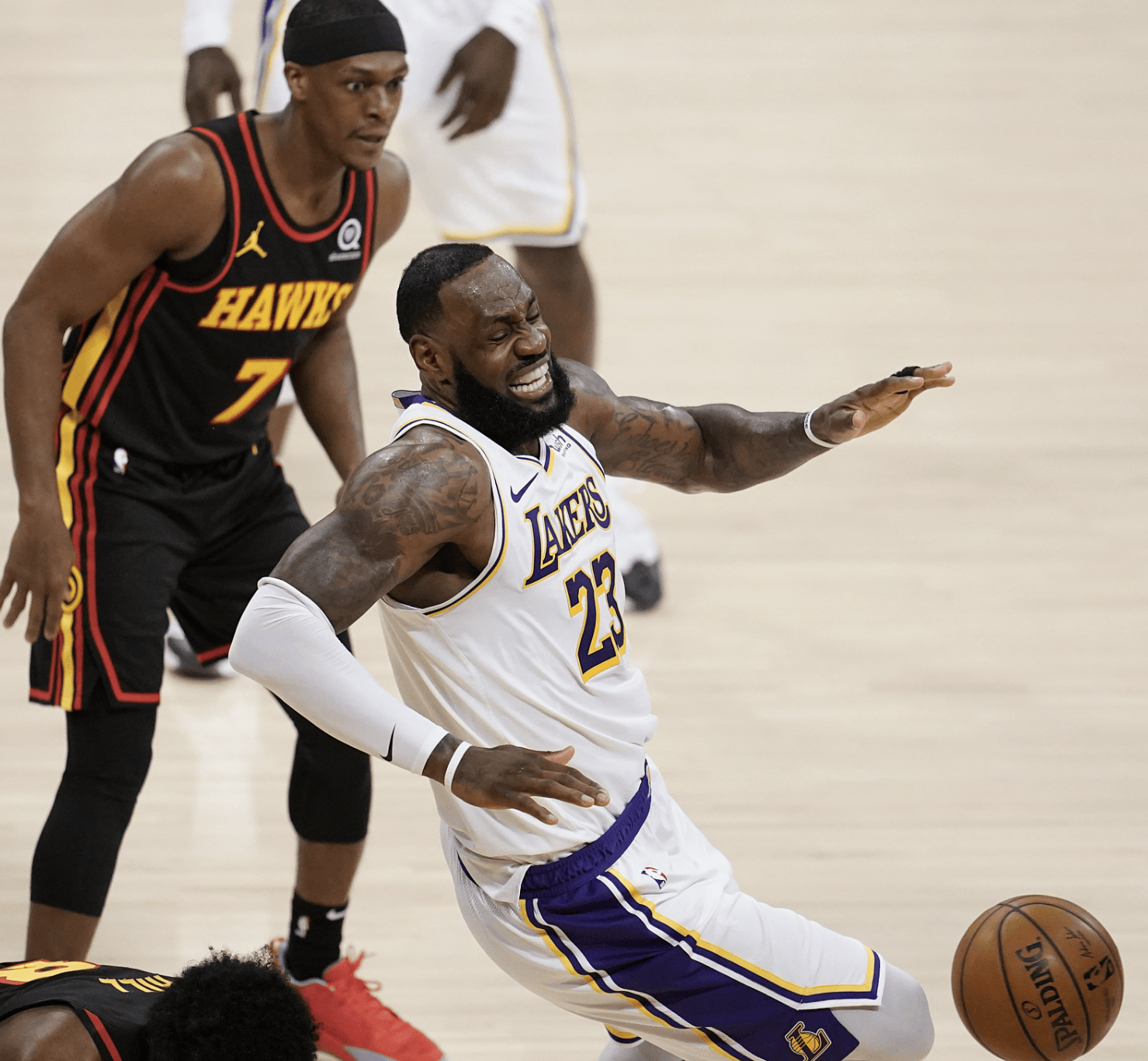 詹姆斯带领湖人逆转掘金,取得季后赛首胜 詹姆斯带领湖人逆转掘金,取得季后赛首胜