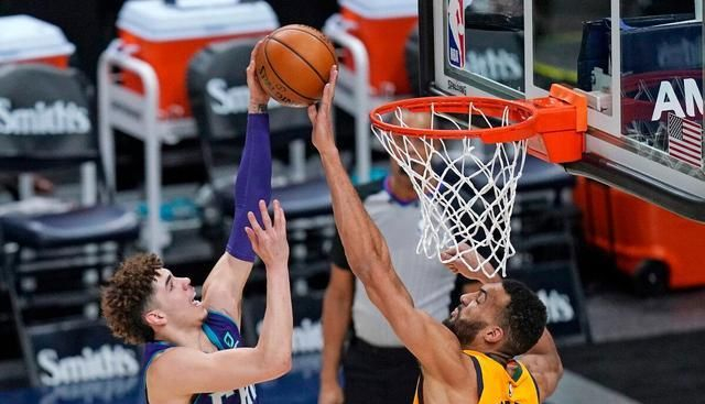 爵士外线三分火力全开,轻松击败对手的简单介绍 爵士外线三分火力全开,轻松击败对手的简单介绍