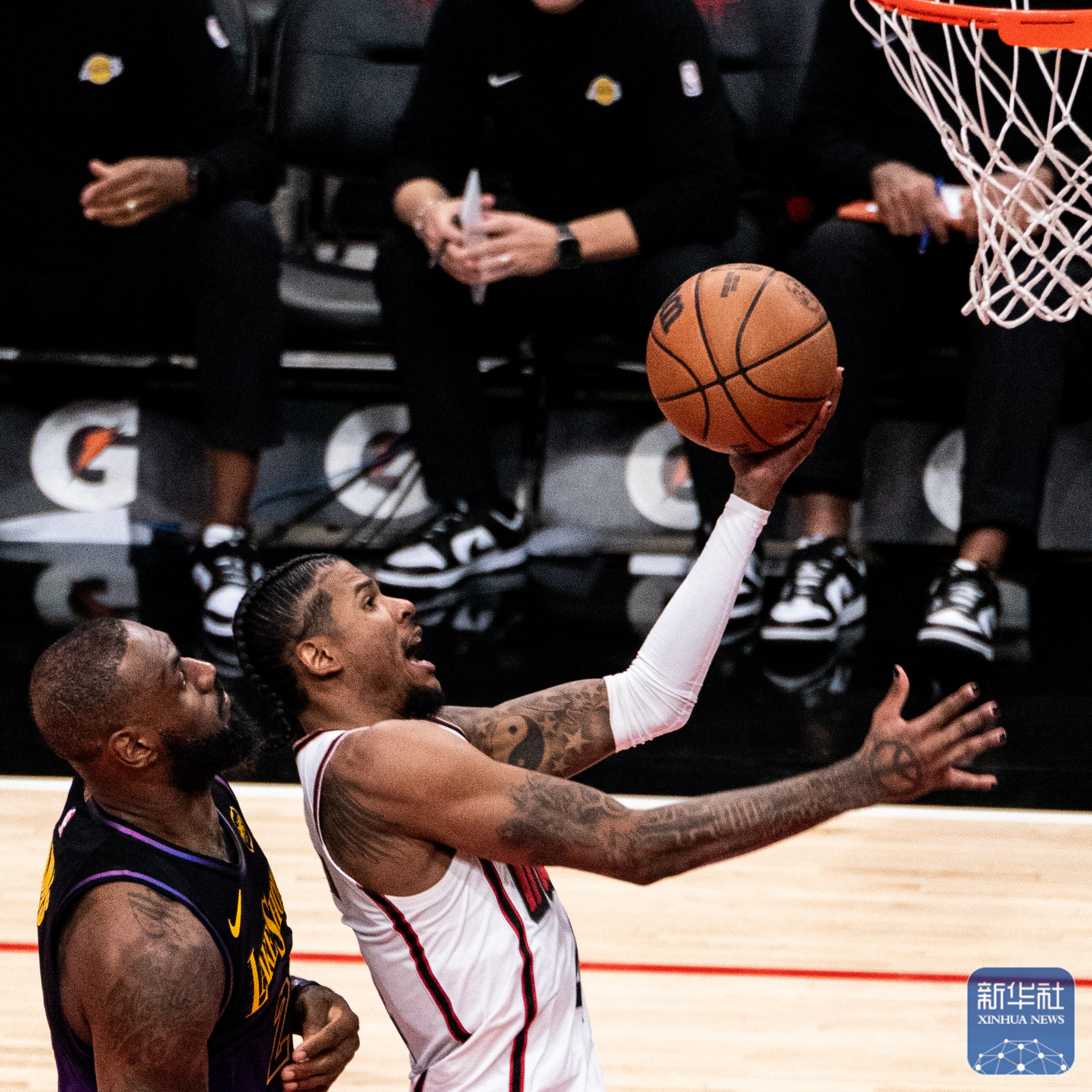 -谁将成为西部之王?湖人与快船展开激烈争夺