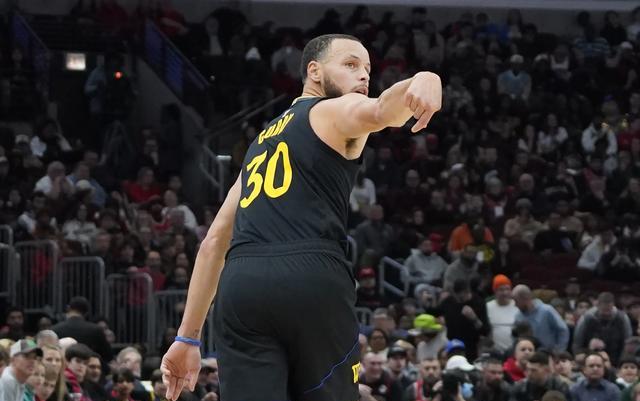 勇士逆转雄鹿，库里生涯50+创造历史