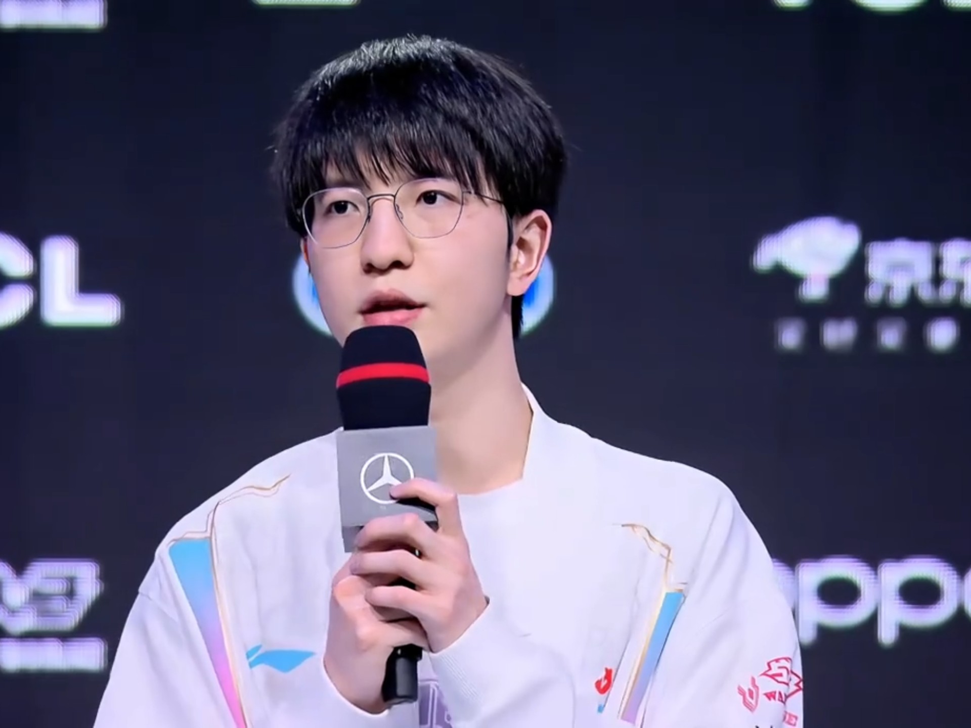 WBG翻盘FNC，Elk团战一打五宿命之战四强赛，点燃全场激情