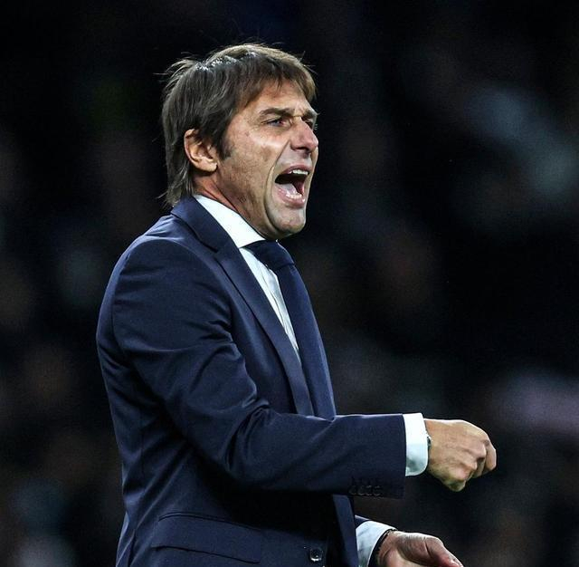 意大利足球名帅孔蒂紧随巴萨，现场观战巴尔卡角逐