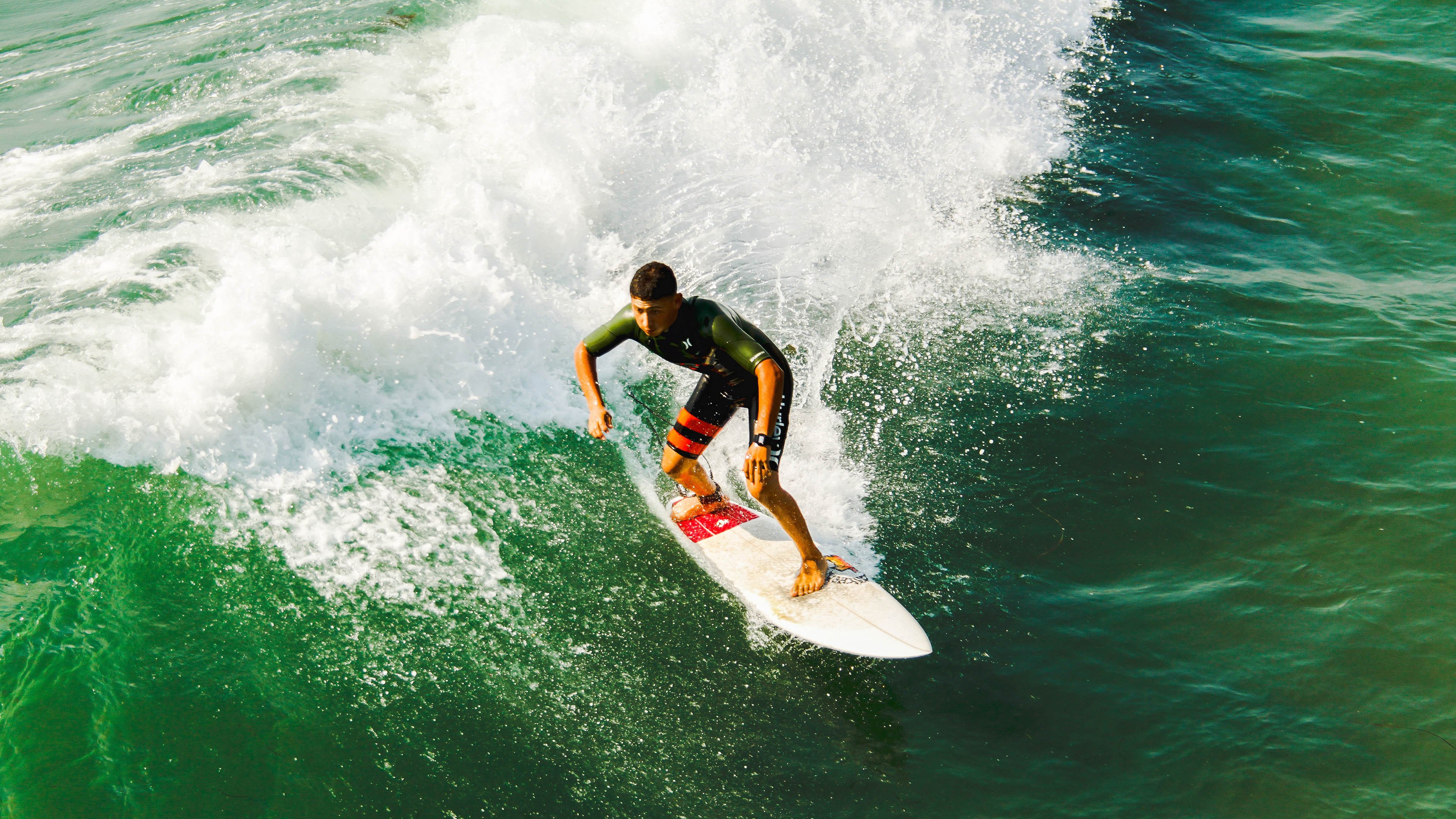 赛道之上的弑神者，当红牛二队的利刃抵住法拉利咽喉，拉塞尔点燃了所有人的热血